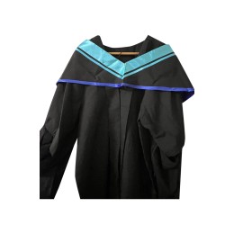 供應浸會大學傳理學士畢業袍 黑色方形畢業帽 天藍色肩帶披肩 浸大與香港教育學院學士畢業袍製衣廠DA207 供應浸會大學傳理學士畢業袍 黑色方形畢業帽 天藍色肩帶披肩 浸大與香港教育學院學士畢業袍製衣廠DA207